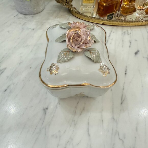 Vintage Lipper Mann (L&M) Bond Ware Trinket Box, Porcelain with Roses &Gold - Picture 6 of 17